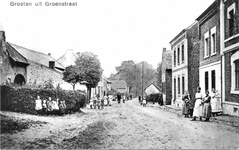  Repro van een oude ansichtkaart uit de Groenstraat gezien richting Rimburg met de tekst: Groeten uit Groenstraat.